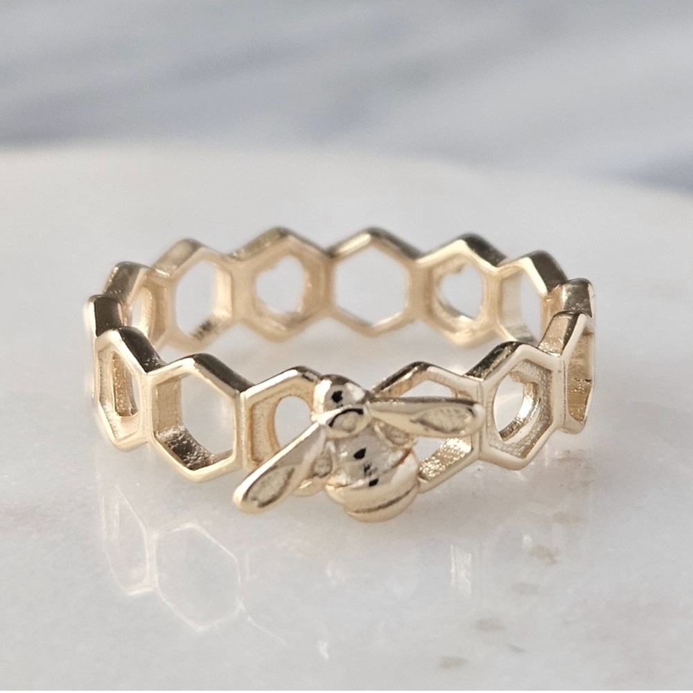 {Sweet} Gold Honey Bee and Honeycomb Ring by Charmed Aroma in Size 6 🐝